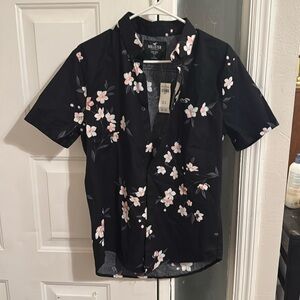 Brand new Hollister men’s flower printed short sleeve butting down shirt.